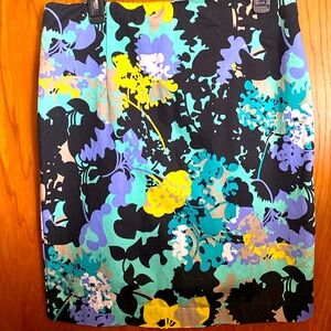 Women’s short skirt with zippered back